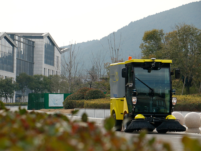 金年会无人驾驶扫路机在徐州珠山艺术街区作业